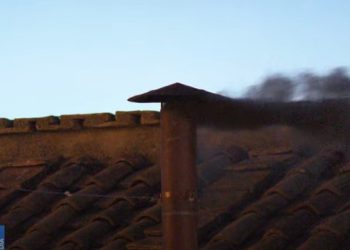 ¡Aún sin Papa! Primera fumata es negra