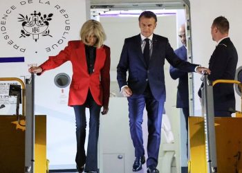 Macron recibe un manotazo en la cara por parte de su esposa