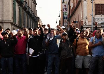 Sheinbaum asegura que hay diálogo permanente con maestros; CNTE realiza más bloqueos