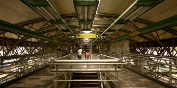 Metro cierra estaciones por manifestantes; AICM alerta a viajeros