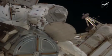 Dos mujeres astronautas comienzan una caminata espacial para mejorar la EEI