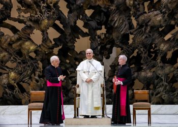 León XIV pide a periodistas: Desarmemos las palabras y ayudaremos a desarmar la Tierra