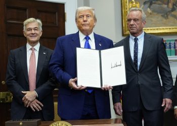 Trump firma decreto que pide a farmacéuticas bajar precios de medicinas