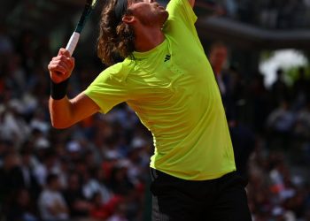 Tsitsipas cae en segunda ronda de Roland Garros
