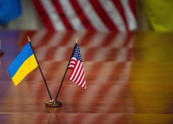 Estados Unidos y Ucrania firman acuerdo para explotación de minerales