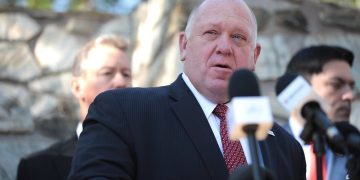 El ‘zar de la frontera’ de Trump advierte sobre aumento de operativos migratorios en Estados Unidos