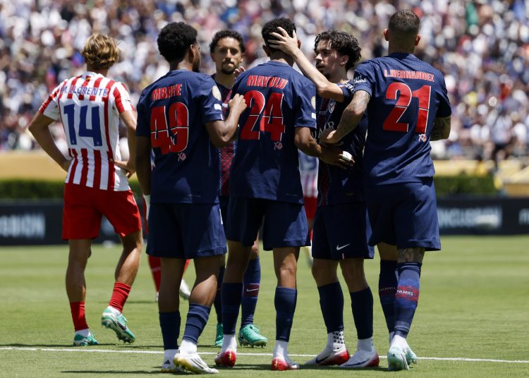 PASADENA (United States), 15/06/2025.- Senny Mayulu of PSG (C) is greeted by teammates after scoring during the second half of the FIFA Club World Cup 2025 group stage match between Paris Saint-Germain and Atletico Madrid in Pasadena, California, USA, 15 June 2025. (Mundial de Fútbol) EFE/EPA/CAROLINE BREHMAN