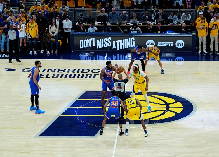 INDIANAPOLIS (United States), 28/05/2025.- Indiana Pacers center Myles Turner (C-L) squares off for the opening jump ball against New York Knicks center Mitchell Robinson (C-R) during game four of the NBA Eastern Conference finals between the Indiana Pacers and the New York Knicks at the Gainbridge Fieldhouse in Indianapolis, Indiana, USA, 27 May 2025. (Baloncesto, Nueva York) EFE/EPA/BRIAN SPURLOCK SHUTTERSTOCK OUT