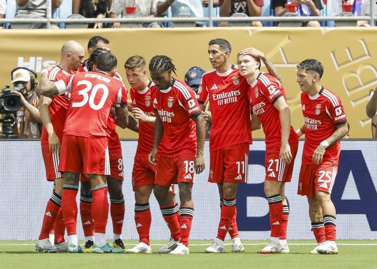 CHARLOTTE (United States), 24/06/2025.- Andreas Schjelderup of SL Benfica (2-R) celebrate scoring the 1-0 goal with his teammates during the FIFA Club World Cup 2025 soccer match between SL Benfica and Bayern Munich in Charlotte, North Carolina, USA, 24 June 2025. (Mundial de Fútbol) EFE/EPA/ERIK S. LESSER