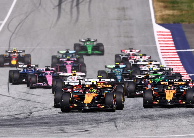 SPIELBERG (Austria), 29/06/2025.- McLaren driver Lando Norris of Britain (C) leads the pack into turn 1 during the Formula 1 Austrian Grand Prix at the Red Bull Ring racetrack in Spielberg, Austria, 29 June 2025. (Fórmula Uno, Reino Unido) EFE/EPA/ANNA SZILAGYI