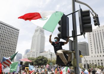 Las calles de EU se llenan de masivas protestas contra el “autoritarismo” de Trump