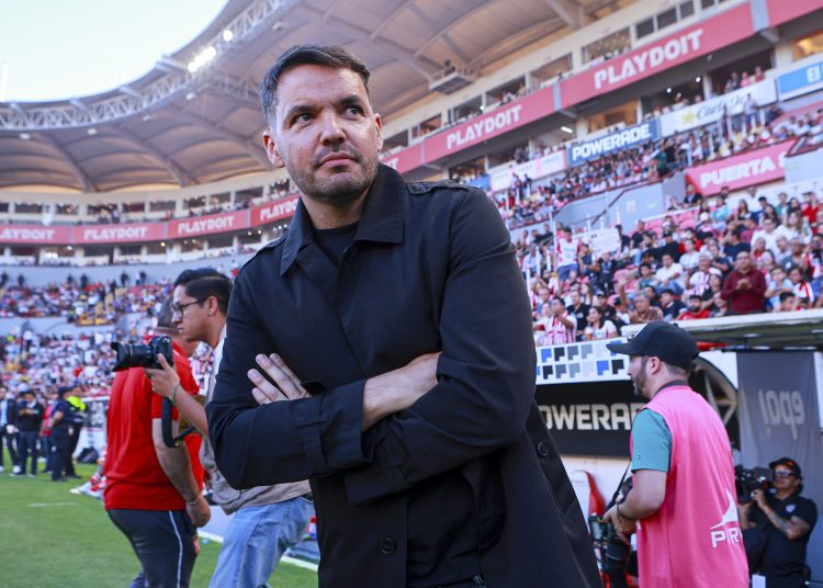 Nicolas Larcamon head coach of Necaxa during the Quarter-Final first leg match between Necaxa and Tigres UANL as part of the Liga BBVA MX, Torneo Clausura 2025 at Victoria Stadium on May 08, 2025 in Aguascalientes, Mexico.