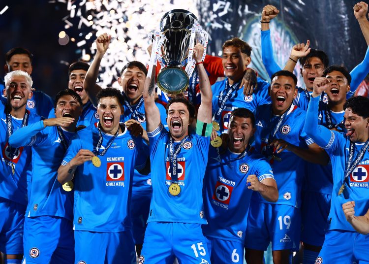 Jose Rivero lifts the Champion trophy with Cruz Azul players during the final leg match between Cruz Azul and Vancouver Whitecaps as part of the CONCACAF Champions Cup 2025, at Olimpico Universitario Stadium on June 01, 2025 in Mexico City, Mexico.