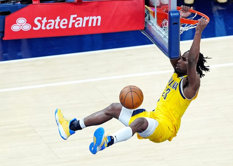 INDIANAPOLIS (United States), 01/06/2025.- Indiana Pacers forward Aaron Nesmith dunks during the second half of game six of the Eastern Conference finals between the Indiana Pacers and the New York Knicks at Gainbridge Fieldhouse in Indianapolis, Indiana, USA, 31 May 2025. (Baloncesto, Nueva York) EFE/EPA/BRIAN SPURLOCK SHUTTERSTOCK OUT