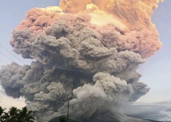 Indonesia eleva al máximo la alerta por erupción del volcán Lewotobi Laki-Laki