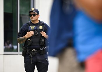 ICE traslada migrantes a más prisiones federales, incluida una de Nueva York con denuncias