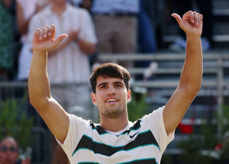 LONDON (United Kingdom), 17/06/2025.- Spains Carlos Alcaraz celebrates after winning the singles match against Australias Adam Walton at the Queen's Club Championships tennis tournament in London, Britain, 17 June 2025.  (Tenis, Reino Unido, Londres) EFE/EPA/ANDY RAIN