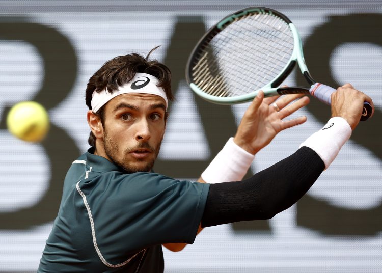 PARIS (France), 03/06/2025.- Lorenzo Musetti of Italy eyes the ball during his Men's quarterfinals match against Frances Tiafoe of the US at the French Open Grand Slam tennis tournament at Roland Garros in Paris, France, 03 June 2025. (Tenis, Abierto, Francia, Italia) EFE/EPA/YOAN VALAT