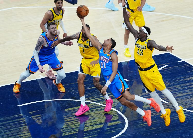 INDIANAPOLIS (United States), 14/06/2025.- Oklahoma City Thunder forward Aaron Wiggins (2-R) takes a shot against Indiana Pacers forwards Obi Toppin (C) and Pascal Siakam (R) during the second half of game four of the NBA finals between the Oklahoma City Thunder and the Indiana Pacers at the Gainbridge Fieldhouse in Indianapolis, Indiana, USA, 13 June 2025. (Baloncesto) EFE/EPA/BRIAN SPURLOCK SHUTTERSTOCK OUT