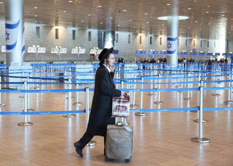 FOTODELDIA Jerusalén, 24 jun (EFE).- Un viajero en el aeropuerto de Ben Gurion, esta mañana. Los aeropuertos israelíes de Ben Gurion (cerca de Tel Aviv) y Haifa reanudaron completamente sus operaciones desde el miércoles por la mañana. EFE/ Abir Sultan