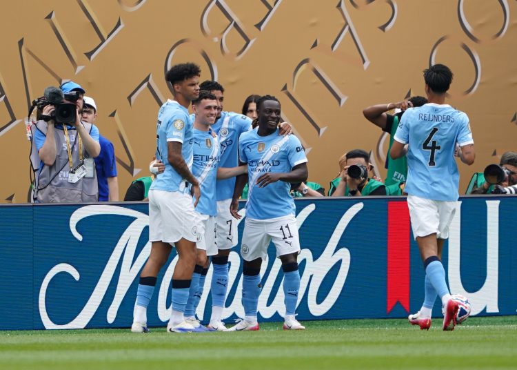 PHILADELPHIA (United States), 18/06/2025.- Phil Foden of Manchester City (C) celebrates after scoring the 1-0 goal during the FIFA Club World Cup 2025 soccer match between Manchester City and Wydad AC in Philadelphia, Pennsylvania, USA, 18 June 2025. (Mundial de Fútbol, Filadelfia) EFE/EPA/WILL OLIVER