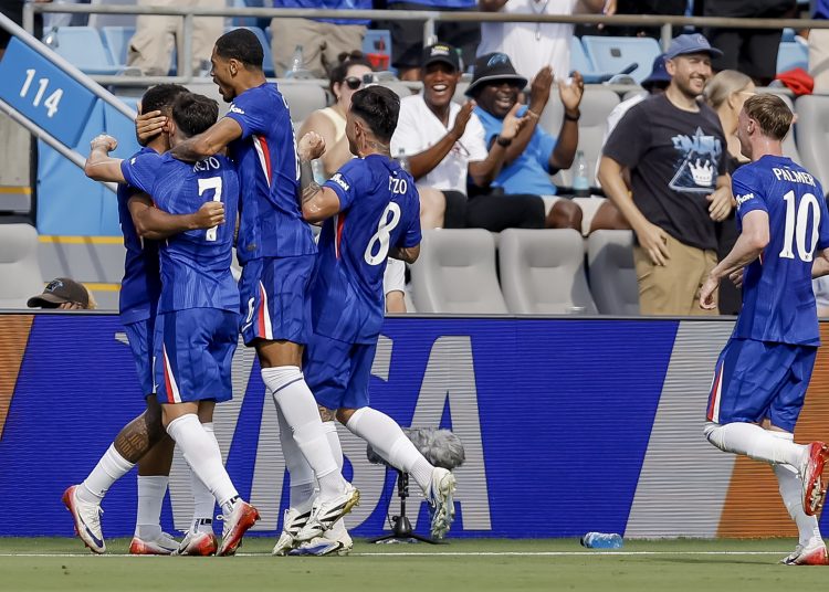 CHARLOTTE (United States), 28/06/2025.- Reece James (L) of Chelsea celebrates with his teammates after scoring the 1-0 goal during the FIFA Club World Cup 2025 match between SL Benfica and Chelsea FC in Charlotte, North Carolina, USA, 28 June 2025. (Mundial de Fútbol) EFE/EPA/BRIAN WESTERHOLT