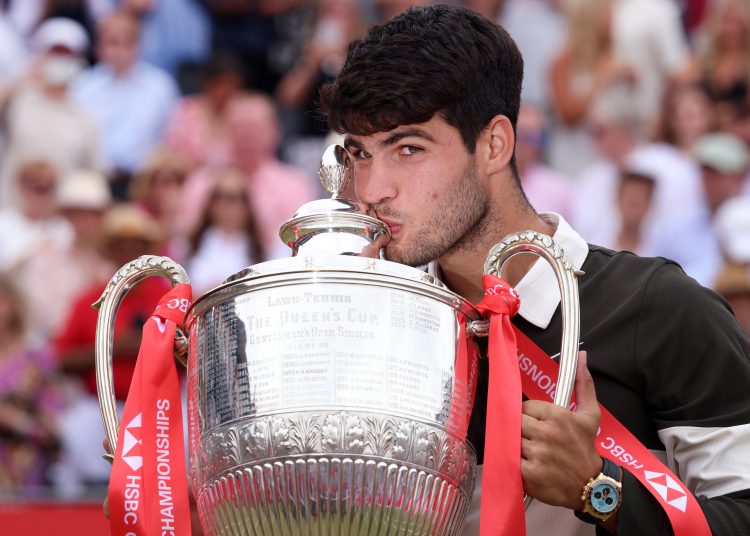 FOTODELDIA LONDON (United Kingdom), 22/06/2025.- El tenista español Carlos Alcaraz con el trofeo tras vencer este domingo al checo Jiri Lehecka en la final del torneo de tenis Queen's Club Championships en Londres, Gran Bretaña. Alcaraz conquistó Queen's por segunda vez en su carrera al derrotar al checo Jiri Lehecka por 7-5, 6-7 (5) y 6-2. EFE/EPA/ANDY RAIN