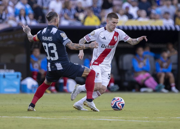 AME7669. LOS ÁNGELES (ESTADOS UNIDOS), 21/06/2025.- Franco Mastantuono (d) de River disputa un balón con Sergio Ramos de Monterrey este sábado, durante un partido del Mundial de Clubes entre River Plate y Monterrey en el estadio Rose Bowl de Los Ángeles, California (Estados Unidos). EFE/ Ángel Colmenares