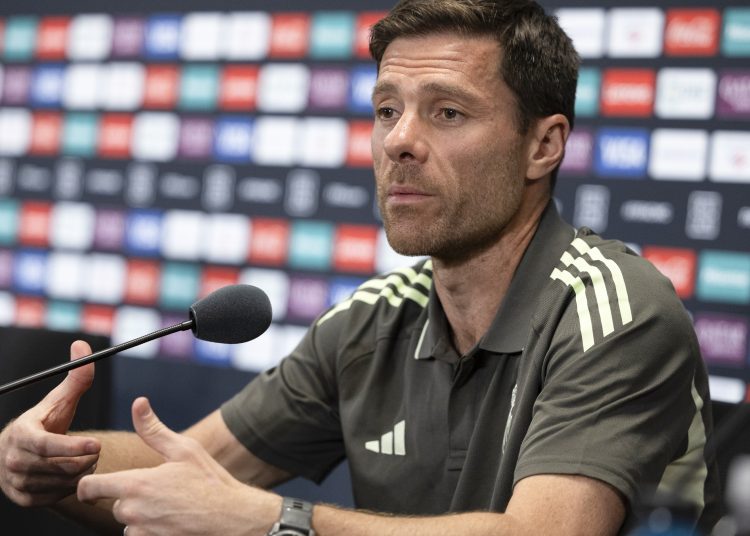 AME6781. MIAMI (ESTADOS UNIDOS), 17/06/2025.- El técnico del Real Madrid, Xabi Alonso, habla durante una rueda de prensa este martes, en el Hard Rock Stadium de Miami (Estados Unidos). Xabi Alonso aseguró que esperará a Kylian Mbappé "hasta el último momento", después del proceso febril sufrido por el francés en la víspera del estreno madridista en el Mundial de Clubes FIFA contra el Al Hilal. EFE/ André Coelho