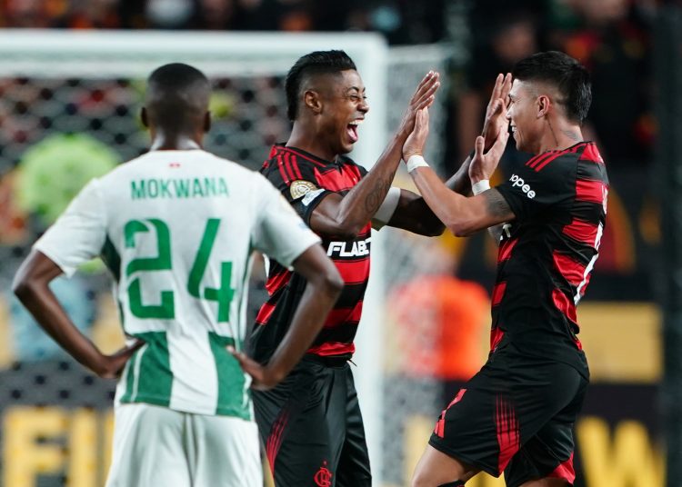 PHILDELPHIA (United States), 17/06/2025.- Luiz Araujo (R) of Flamengo celebrates after scoring against Esperance de Tunis during the FIFA Club World Cup group match between Flamengo and Esperance de Tunis in Philadelphia, Pennsylvania, USA, 16 June 2025. (Mundial de Fútbol, Filadelfia, Túnez) EFE/EPA/WILL OLIVER
