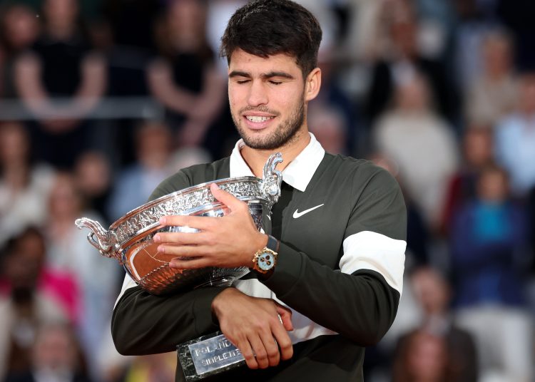 PARIS (France), 08/06/2025.- Carlos Alcaraz of Spain celebrates with the Coupe des Mousquetaires after winning his Men's final match against Jannik Sinner of Italy at the French Open Grand Slam tennis tournament at Roland Garros in Paris, France, 08 June 2025. (Tenis, Abierto, Francia, Italia, España) EFE/EPA/MOHAMMED BADRA