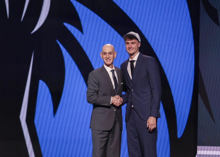 NEW YORK (United States), 25/06/2025.- American basketball player Cooper Flagg (R) shakes hands with NBA commissioner Adam Silver (L) after getting drafted by the Dallas Mavericks during the 2025 NBA Draft at the Barclays Center in the Brooklyn borough of New York, New York, USA, 25 June 2025. (Baloncesto, Nueva York) EFE/EPA/SARAH YENESEL SHUTTERSTOCK OUT