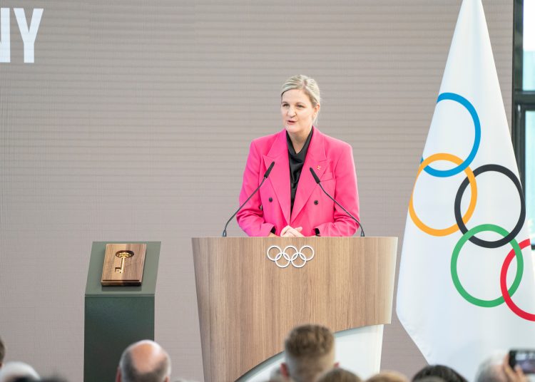 LAUSANA (SUIZA), 23/06/2025.- La zimbabuense Kirsty Coventry se convirtió este lunes en la décima presidenta del Comité Olímpico Internacional (COI), primera mujer que ostenta el cargo, tras la ceremonia de traspaso de poderes con su predecesor, el alemán Thomas Bach, en la sede del organismo en Lausana (Suiza). EFE/ IOC/Greg Martin // SOLO USO EDITORIAL/SOLO DISPONIBLE PARA ILUSTRAR LA NOTICIA QUE ACOMPAÑA (CRÉDITO OBLIGATORIO)
