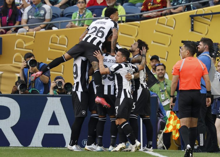 SEATTLE (United States), 16/06/2025.- Botafogo teammates celebrate a goal by Jair Cunha (not shown) against the Seattle Sounders during the FIFA Club World Cup 2025 group stage match between Botafogo and Seattle Sounders in Seattle, Washington, USA, 15 June 2025. (Mundial de Fútbol) EFE/EPA/JOHN G. MABANGLO