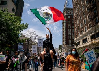 Los Ángeles ruge en la mayor protesta contra Trump: “El pueblo unido jamás será vencido”