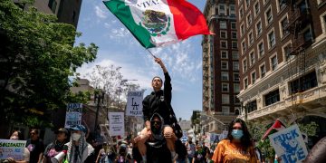 Los Ángeles ruge en la mayor protesta contra Trump: “El pueblo unido jamás será vencido”