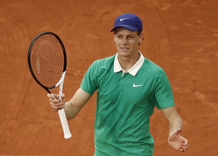 PARIS (France), 04/06/2025.- Jannik Sinner of Italy celebrates winning his Men's singles quarter-finals match against Alexander Bublik of Kazakhstan at the French Open Grand Slam tennis tournament at Roland Garros in Paris, France, 04 June 2025. (Tenis, Abierto, Francia, Italia, Kazajstán) EFE/EPA/YOAN VALAT