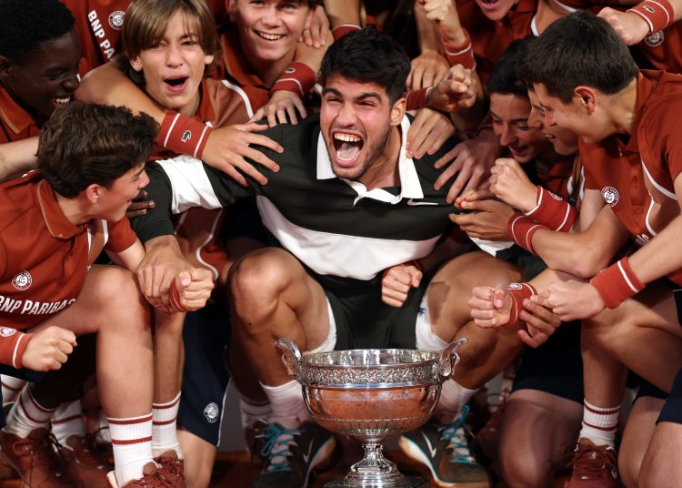 PARIS (France), 08/06/2025.- Carlos Alcaraz of Spain celebrates with the Coupe des Mousquetaires and ball kids after winning his Men's final match against Jannik Sinner of Italy at the French Open Grand Slam tennis tournament at Roland Garros in Paris, France, 08 June 2025. (Tenis, Abierto, Francia, Italia, España) EFE/EPA/MOHAMMED BADRA