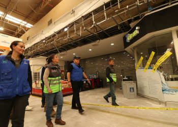 Cae plafón en plaza comercial de Av. Universidad; hay dos personas lesionadas