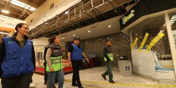 Cae plafón en plaza comercial de Av. Universidad; hay dos personas lesionadas