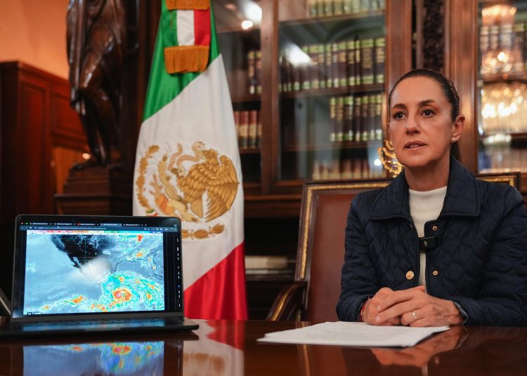 MEX5880. CIUDAD DE MÉXICO (MÉXICO), 18/06/2025.- Fotografía cedida por la Presidencia de México de la mandataria mexicana Claudia Sheinbaum, durante un mensaje ante la llegada del huracán 'Erick' este jueves, en el Palacio Nacional de Ciudad de México (México). Juntos vamos a salir adelante, afirmó la presidenta de México, Claudia Sheinbaum, en un mensaje dirigido a la población de Oaxaca y Guerrero, en el sur del país, donde el huracán Erick ahora de categoría 3 amenaza con impactar la madrugada del jueves. EFE/ Presidencia de México/ SOLO USO EDITORIAL/NO VENTAS/SOLO DISPONIBLE PARA ILUSTRAR LA NOTICIA QUE ACOMAPAÑA (CRÉDITO OBLIGATORIO)