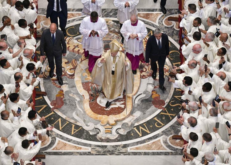VATICAN CITY (Vatican City State (Holy See)), 27/06/2025.- A handout picture provided by the Vatican Media shows Pope Leo XIV leads a mass with Priestly Ordinations inside the St. Peter's Basilica in the Vatican, 27 June 2025. (Papa) EFE/EPA/VATICAN MEDIA HANDOUT HANDOUT EDITORIAL USE ONLY/NO SALES