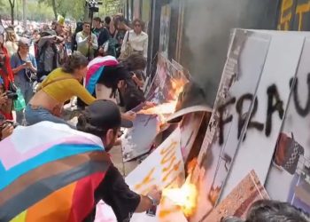 Grupo del Senado apoya a la marcha del orgullo LGBTQ+; manifestantes queman fotografías