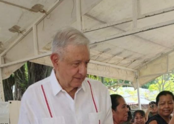 Reaparece López Obrador, acude a votar en Chiapas