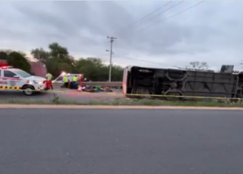 Tragedia carretera, 11 muertos y 21 heridos por volcadura de autobús en NL