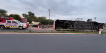 Tragedia carretera, 11 muertos y 21 heridos por volcadura de autobús en NL