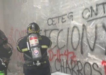 Encapuchados de la CNTE causan destrozos al edificio del SNTE