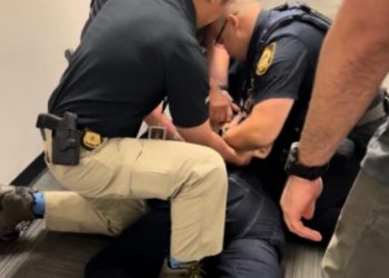 “Imagínense cómo tratan a los trabajadores”, cuestiona senador de EU  tras ser esposado