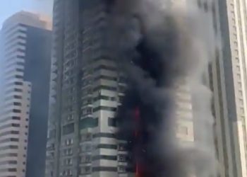 Evacuadas más de 3 mil 800 personas por un incendio en un rascacielos de Dubái