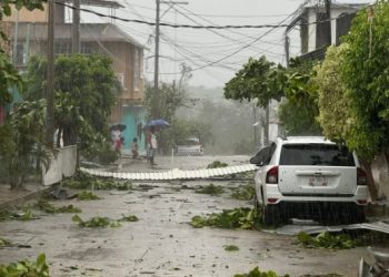 Guerrero pasa de alerta roja a alerta naranja por el huracán Erik y con saldo blanco